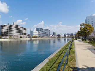 桜と川辺と住宅街の風景 Landscape of cherry blossoms and river