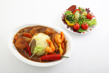 おいしそうなカレーライスとサラダ