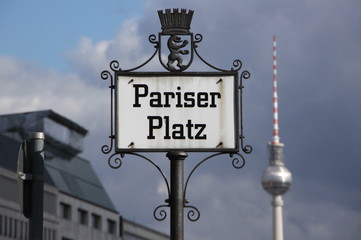 Fototapeta na wymiar Pariser Platz street sign in Berlin, Germany.