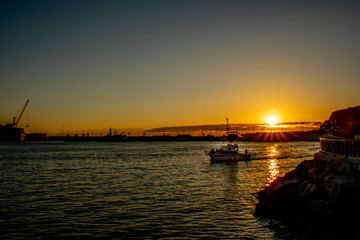 Naklejka premium Yate al Atardecer