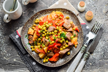 Roast beef with green peas.