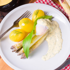 asparagus with poached egg sauce and wild garlic