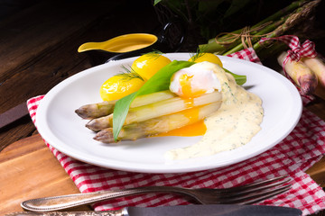 asparagus with poached egg sauce and wild garlic