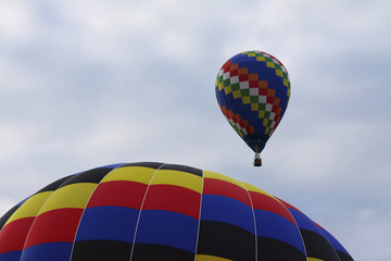 Obraz premium Colorful hot air balloons against a sky with light clouds