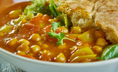 Chickpea, red pepper and spinach curry