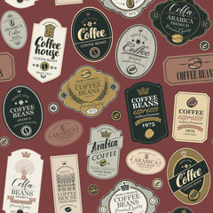 Modèle sans couture de vecteur sur le thème du café et du café avec collage de diverses étiquettes dans un style rétro. Peut être utilisé comme papier peint ou papier d& 39 emballage