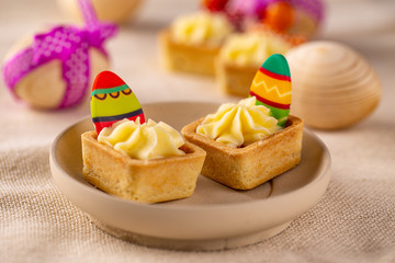 Mini tartlets with cheese cream
