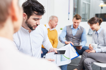 Team diskutiert über die Finanzen