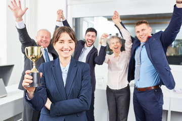 Team jubelt mit einem Sieger Pokal