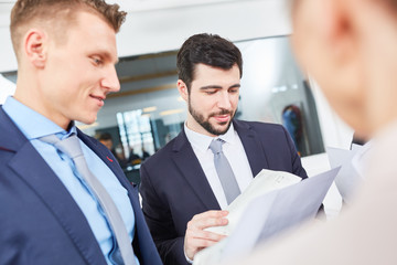 Berater im Consulting mit Dokumenten