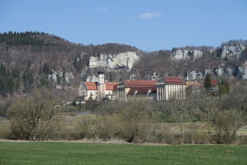 Das Benediktinerkloster Beuron im Donautal im Frühling