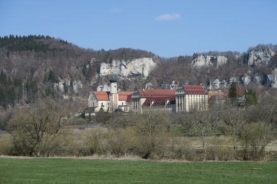 Das Benediktinerkloster Beuron im Donautal im Fr&uuml;hling