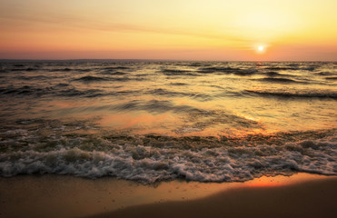 Obraz premium Colorful ocean beach sunrise. Dawn over the sea. Nature composition