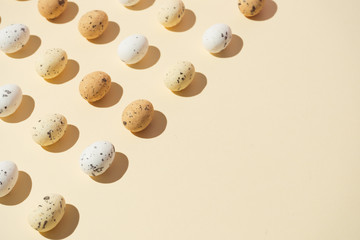 Obraz premium Easter eggs on pastel yellow background. Easter holiday concept. Minimal composition.