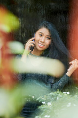 Obraz premium Happy woman talking on phone