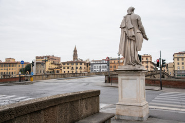 Fototapeta na wymiar Paesaggio urbano con statua, firenze