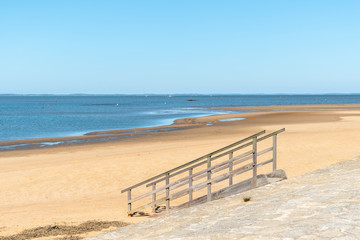 Fototapeta na wymiar BASSIN D'ARCACHON (France), plage à Gujan Mestras