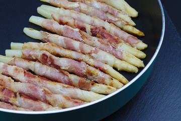 Szparagi zawiniete w boczek, dieta ketogeniczna