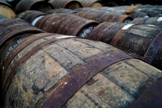 Alte Whiskyfässer in denen die Spirituose lagert