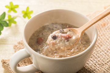 スプーンですくったきのこのチャウダー