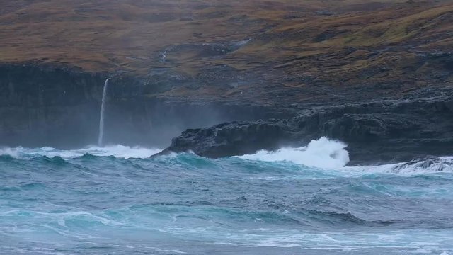 Vague falaise cascade faroe islands océan atlantique nord