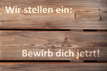Wir stellen ein, bewirb dich jetzt - Text auf rustikalem Holz mit Platz zum selbst Beschriften