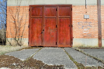 Verrostetes Tor einer verlassenen Lagerhalle in Frickenhausen (Baden-W&uuml;rttemberg)