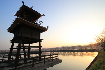 鍵唐古遺跡の楼閣と桜