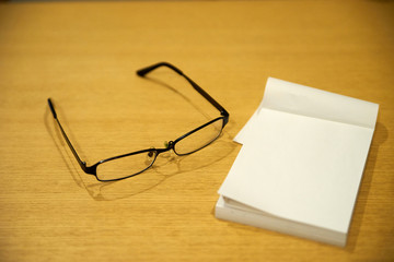メモ帳と眼鏡