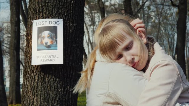 Mom soothes the girl who lost the dog