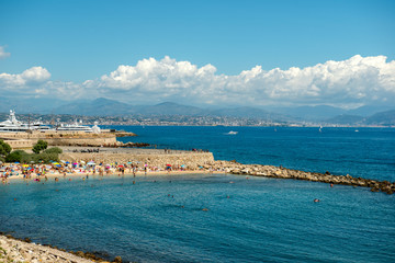 plaża w Cannes, piękny letni dzień. - obrazy, fototapety, plakaty