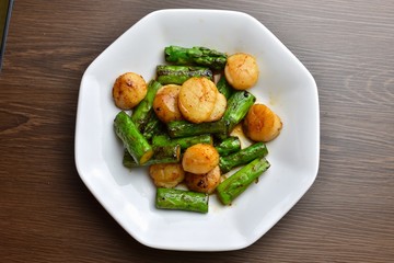 ホタテとアスパラのバター醤油炒め