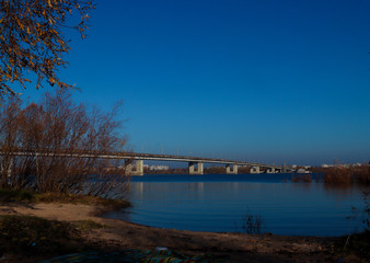 Obraz premium Autumn day in Arkhangelsk. View of the river Northern Dvina and automobile bridge in Arkhangelsk.