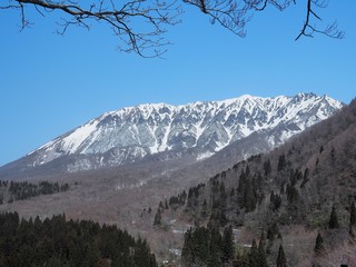 鍵掛峠から見る春の大山南壁の眺望