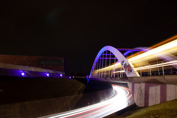 Brücke bei nacht beleuchtet langzeitbelichtung mit Zug Bahn und Autos bei Nacht