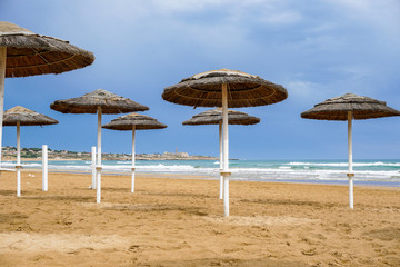 Strand und Strandpromenade in Sampieri Sizilien im Licht eines abziehenden Unwetters