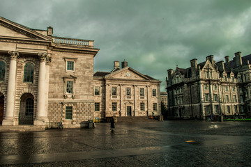 Obraz premium Empty streets in the morning at Dublin Trinity College