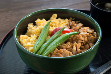 鶏そぼろ丼