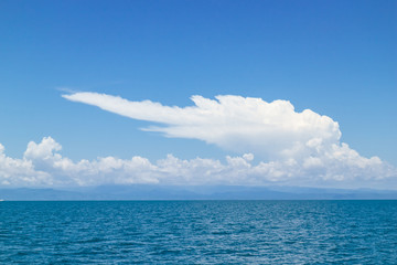 Obraz premium Clear sky with enormous cloud over the sea at Koh Mak in Trat, Thailand.