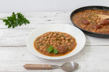 Garbanzos con esparragos verdes y chorizo