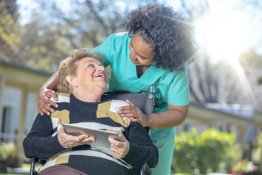 รูปภาพCaregiver เลือกดูภาพถ่ายสต็อก เวกเตอร์ และวิดีโอ177 422 Adobe รูปภาพCaregiver เลือกดูภาพถ่ายสต็อก เวกเตอร์ และวิดีโอ177 422 Adobe