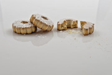 biscotti pasta frolla tipo canestrelli fondo bianco uno rotto