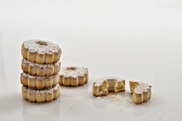 biscotti pasta frolla tipo canestrelli fondo bianco uno rotto altra vista