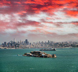 Alcatraz Island at dusk in San Francisco - obrazy, fototapety, plakaty