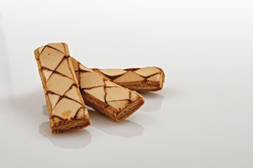 biscotti di pasta sfoglia sfondo bianco altra vista