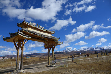 Fototapeta na wymiar Gate of Tibet temple