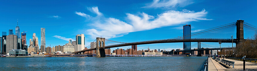 Fototapeta premium Panoramic New York City and Manhattan skyline with the Brooklyn Bridge