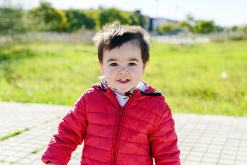 Niño con abrigo rojo 03