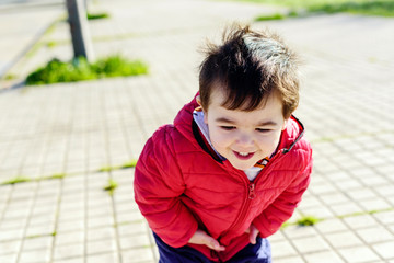 Niño con abrigo rojo 04