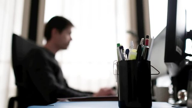 bureau travail travailler &eacute;cran ordinateur administratif papier